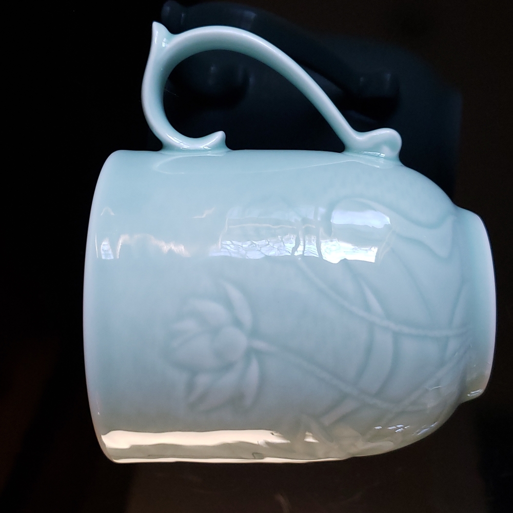 NWOT VTG Minn Long Celadon porcelain mug, lily pond flower motif, green